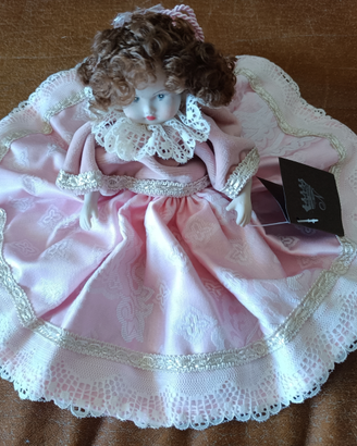 Bambola con abito di velluto rosa porcellana di Ca