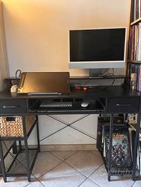 Scrivania nera con supporto monitor e cassetti
