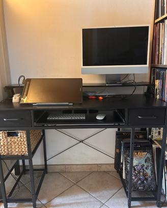 Scrivania nera con supporto monitor e cassetti