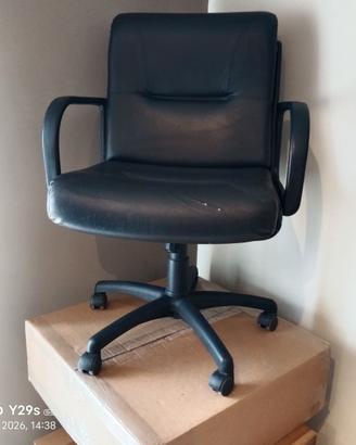 Poltrona da ufficio ergonomica in ecopelle nera