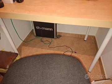 Scrivania Ikea in rovere chiaro