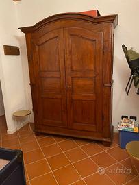 Armadio rustico molto bello e tenuto molto bene.