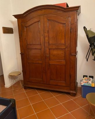Armadio rustico molto bello e tenuto molto bene.