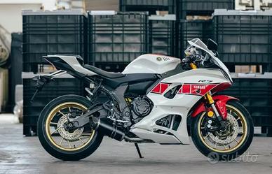 Special Titanium Black Roadsitalia Yamaha R7