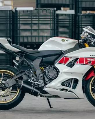 Special Titanium Black Roadsitalia Yamaha R7