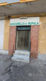 LOCALE FRONTE STRADA
