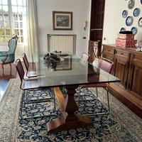 Tavolo da pranzo con base in legno, piano in vetro