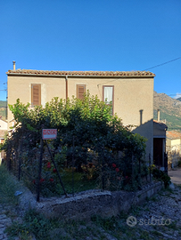 Casa indipendente con giardino su tre livelli