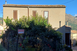 Casa indipendente con giardino su tre livelli