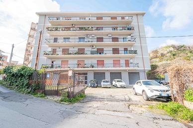 Trilocale oltre accessori in via Annibale con pos