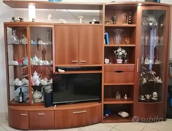 Parete attrezzata in legno con vetrine