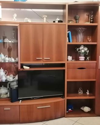 Parete attrezzata in legno con vetrine