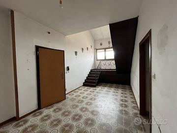 Appartamento di 225 m² con più di 5 locali e box a
