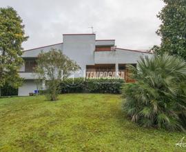 Villa con ampio giardino e con il terrazzo a Campo