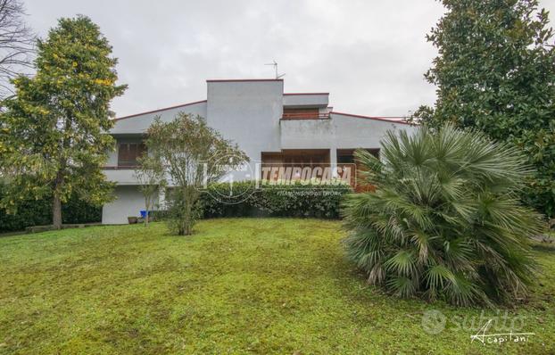 Villa con ampio giardino e con il terrazzo a Campo