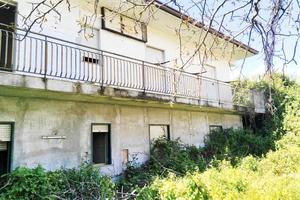 Villa singola 280 MQ su 2 livelli + terreno