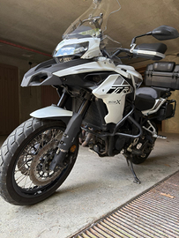Benelli Trk 502 X con tris di valige originali