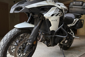 Benelli Trk 502 X con tris di valige originali