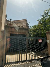 Casa situata a primo piano con garage