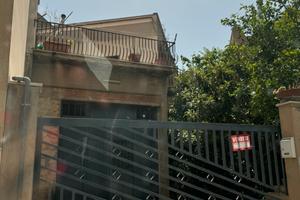 Casa situata a primo piano con garage