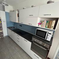 Cucina Astra bianca venature legno top nero
