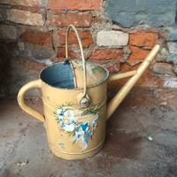 Annaffiatoio vintage in metallo dipinto