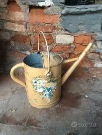 Annaffiatoio vintage in metallo dipinto