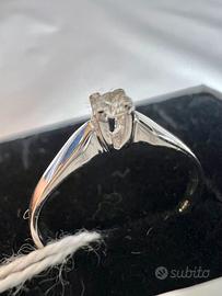 Anello in oro bianco e diamantino 0,10ct