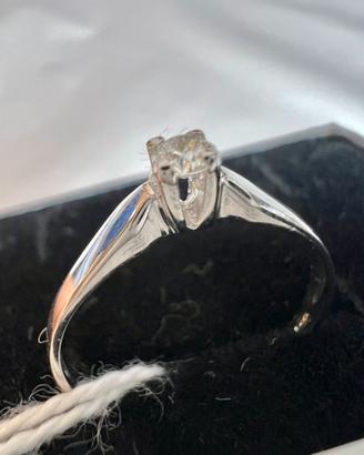 Anello in oro bianco e diamantino 0,10ct