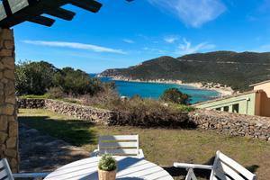 Esclusiva villa immersa nel verde con vista mare
