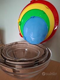 Ciotole in vetro trasparente con coperchi colorati
