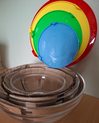 Ciotole in vetro trasparente con coperchi colorati