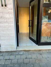 Negozio con 2 vetrine