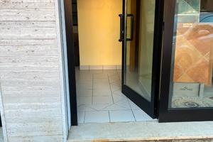 Negozio con 2 vetrine