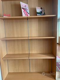 Mensole di una scafalature di un negozio di scarpe