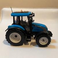 Modellino trattore valtra 1:32