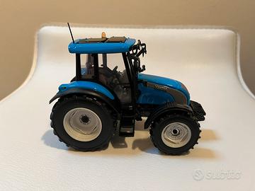 Modellino trattore valtra 1:32