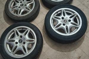 cerchi in lega e gomme. 