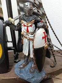 Cavaliere templare con barca +altibaro e mappamond