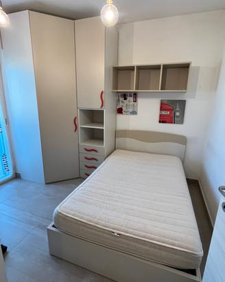 Cameretta completa con armadio,mensole e comodino