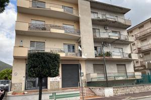 Palazzo / Stabile di 457 m² con più di 5 locali a 