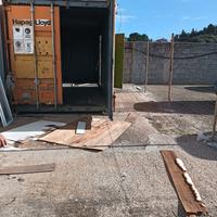 Container con cortile