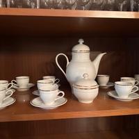 Tazzine e teeiera in porcellana