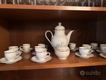 Tazzine e teeiera in porcellana