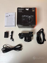 Sony Alpha 6400L con obiettivo e accessori
