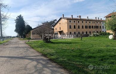 CASCINA IMMERSA NEL VERDE IDEALE PER NUOVE UNITA'