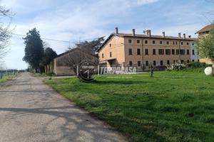 CASCINA IMMERSA NEL VERDE IDEALE PER NUOVE UNITA'