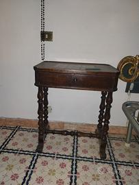 Tavolino con cassetto