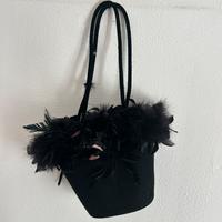 Borsa nera in lana con piume decorative