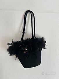 Borsa nera in lana con piume decorative